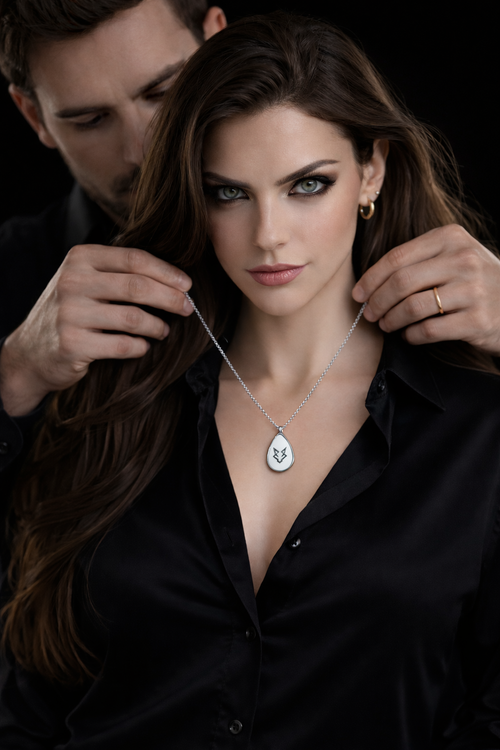 Collar Lobo Negro Minimalista Plateado | Emblema Ovalado de Joyería Moderna